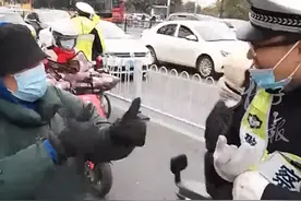 外籍人士没戴头盔骑电动车，交警英语交流，听不懂，改用俄语妥了！#江苏全民目击 视频封面