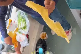 小伙坐火车上被东北大爷带的美食馋哭 直接喊大爷要面皮吃，大爷手脚麻利赶紧给小伙整了一份，生怕慢一点把小伙饿着，小伙@段梦强 对记者表示：大爷们很热情 是东北的 很大方#东北人 #好客 #馋哭了视频封面