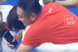 9月27日，浙江杭州。南昌妹子万乐天夺得亚运会100米仰泳金牌后，一路小跑，将自己的金牌给教练戴上 关注👉@小政视频#江西dou知道 #抖音小助手 #杭州亚运会 #江西的骄傲 #冠军视频封面
