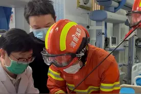女孩与伙伴玩耍时不慎被弓箭射穿眉心，消防、医护人员联合暖心救援！愿平安！#政媒原创作者联盟 @益阳消防 视频封面
