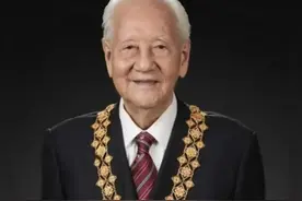 干惊天动地事，做隐姓埋名人！ 黄旭华院士说：“此生属于核潜艇，此生属于祖国，此生无怨无悔。”让我们一起缅怀老先生！#黄旭华院士 #中国核潜艇之父黄旭华逝世 #民族脊梁 #国士无双 #罗宁弟视频封面