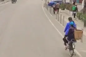 3月26日云南大理，老爷爷骑着“二八大杠”自行车，载着老奶奶去集市视频封面