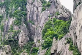 1小时登顶黄山奖励1万元，2小时登顶奖励5000元，网友：没想到有一天能靠爬山挣钱视频封面