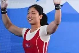 朝鲜选手江贤京打破女子举重55公斤级三项世界纪录视频封面