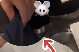 女顾客在#麦当劳  用餐遭老鼠钻进裤腿 工作人员拿来手套顾客自己抓出来 回应：公共区域施工，已报备加强管控视频封面