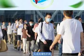 #全国爱肝日  春季护肝正当时 科普直播打响#葵花共筑护肝长城  公益活动第一战。专家提醒老人需警惕药物性肝损伤，常吃药要护肝，保肝降酶要牢记。视频封面