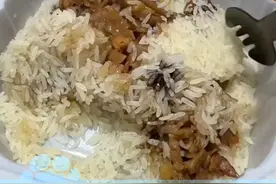 女生两次自热饭没熟怒称买到假米：因退换理由无“假米”选项被客服提醒要加水