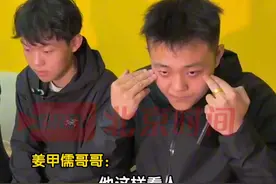 4月2日，山东泰安。“4人入室抢婴贩卖案” 一审择期宣判，姜甲儒哥哥表示：“主犯曾某某的眼睛跟余华英很像，即使在庭审现场，曾某某的头也始终没有低下过，一直在抖腿、用眼睛瞪人，表现的非常傲慢。”（记者：蒋林君 王易楚）#余华英 #姜甲儒 #姜甲儒妈妈视频封面