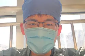 右乳巨大肿物，皮肤破溃，病理提示叶状肿瘤，警示：早诊早治！ 53岁的女性患者，右乳巨大肿物，皮肤破溃，病理提示叶状肿瘤，警示：早诊早治！#医学科普 #抖出健康知识宝藏  #乳腺癌 #乳腺健康 #关爱女性健康视频封面