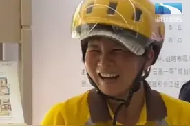 8月19日，河南信阳。女子怀孕还有两个月生产，高温天挺着大肚子坚持送外卖。网友：面带笑容却让人心疼#生活不易 #生活不会辜负每一个努力的人 视频封面