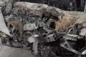 #SU7事故逝者妈妈回应驾驶技术质疑 ，曾多次独自一人驾车从武汉开往佛山，照片显示AB柱没变形 但车门完全紧闭#su7视频封面