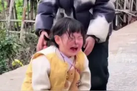千万粉丝小网红“瑶一瑶小肉包”陷摆拍争议，2天掉粉1.6万，母亲回应：“小朋友摔摔打打才皮实”视频封面