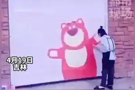 有一个美术老师做邻居是什么样的体验？连车库门上都被画上可爱的图案！#中国好邻居 #美术老师 #可爱  视频封面