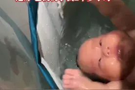 两个月的小宝宝戴着游泳圈洗澡时，不慎掉水里。奶爸瞬间将宝宝捞起！“没呛水，也就被说了2个多小时…”视频封面