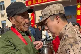 入伍新兵即将启程奔赴部队，家人含泪送别满是不舍，爷爷给孙子喂出门的饺子，奶奶倒退着走一直张望视频封面