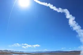 绕过太阳打爆敌机！ 近日，解放军进行防空演习，导弹在空中绕过太阳，精准命中“敌机”。视频封面
