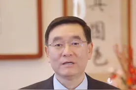 边吃饭边喝水其实未尝不可 常听人说吃饭喝水会冲淡胃液，影响消化，真的如此么？#边吃饭边喝水 #消化不良 #生活谣言 #抖出健康知识宝藏视频封面