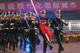 大雨下的升旗仪式！福州五一广场这一抹红永远不会缺席，致敬！视频封面