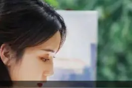 日本童颜女画家专画“妖魔鬼怪”！网友：见过画画费颜料的，没见过她这么费的…#美术 #颜料 #美术生 #画画 #视觉艺术  视频封面