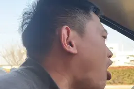 3岁儿子在高速路上尿急，妈妈让他尿在饮料瓶里。谁知爸爸口渴了……隔着屏幕都yue了，爸爸：我不干净了！视频封面