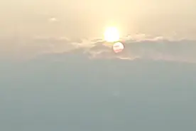 长沙市民黄昏时拍到的一幕：天空同时出现两个“太阳”，网友：呼叫后羿 呼叫后羿！#长沙天空同时出现两个太阳 #惊不惊喜意不意外 视频封面