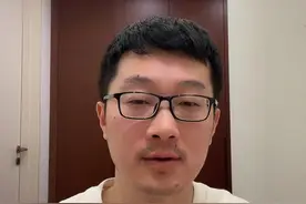 阿里重磅开源文生视频模型万相2 2月25日晚，阿里云视频生成大模型万相2.1（Wan）重磅开源，14B和1.3B两个参数规格的全部推理代码和权重全部开源，同时支持文生视频和图生视频任务。
权威评测集Vbench中，万相2.1以总分86.22%大幅超越Sora、Luma、Pika等国内外模型，稳居榜首位置。#阿里巴巴全面开源旗下文生视频模型万相2  #阿里万相2宣布开源  #通义万相2重磅开源视频封面