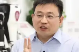 专家称#人机共存即将实现 ：10年后人手两台机器人，一台打工养你，一台贴身伺候你#机器人 #人机 #专家 #热点视频封面
