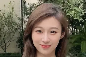 街访身高172的世界杯选美冠军觉得黑丝性感，白丝萝莉，你更喜欢性感还是萝莉呢？本届卡塔尔世界杯谁能夺冠呢？#街访 #街头采访视频封面