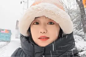 3月2日，山东济南，济南市气象台13时50分发布暴雪红色预警，最大一小时降雪量8毫米左右，预计2日下午到傍晚强降雪持续，仍有10～15毫米降雪，累积过程降雪量可达15～25毫米，积雪深度可达15厘米以上。视频封面