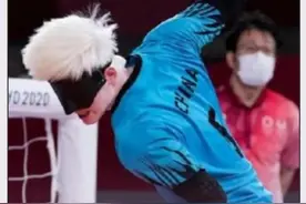 残奥会盲人门球运动员胡明耀，曾因长相酷似动漫人物“五条悟”走红。他和妻子互为彼此的救赎，恋爱故事比小说还甜。妻子说：他是我的世界最耀眼的光。视频封面