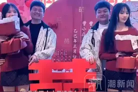 双胞胎姐妹和双胞胎兄弟订婚，订婚宴上两对新人站一起像照镜子，女方干妈：我介绍的 四个人互相都很喜欢视频封面