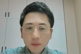 皮脂腺囊肿千万别挤 感染留疤让你后悔 皮脂腺囊肿，尤其是头面部，说具体一点，我们鼻旁法令纹、鼻唇沟这个三角区域大家还是尽量不要去挤压，面部静脉没有静脉伴侣也会逆流，跟颅内血管静脉是相连，如果说这个病灶感染有细菌，那会逆流进颅内。造成很严重的后果危险三角区随时建议大家不要去用手挤，当然有些时候我们是控制不住的，这也是理解的，但是大家一定要慎之又慎。还有关于皮脂腺饮食方面，因为我们现在年轻人偏多，大家都熬夜，内分泌紊乱，或者愿意吃辛辣刺激的食物，都不利于皮肤，因为皮脂腺的分泌自己的旺盛，所以说大家在这方面还是要控制一下自己的饮食和生活习惯。
#医学科普 #科普  #硬核健康科普行动  #皮脂腺囊肿 #皮脂腺囊肿切除视频封面
