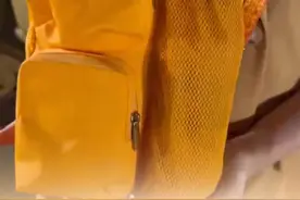 阅兵观礼服务包开箱！实用性和仪式感完美结合 9月3日凌晨，记者刚刚抵达现场，就被座位上同色系观礼包吸引了目光，这里面都有哪些贴心好物呢？跟着记者开箱阅兵现场“丰饶金”观礼服务包。#阅兵观礼服务包开箱  （北京日报客户端记者：李路、陈歆铃、和冠欣）