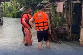 多个热带气旋影响菲律宾，致12人死亡超273万人受灾 #台风致菲律宾12人死亡超273万人受灾 菲律宾国家减灾委发布消息称，截至7月24日6时，受今年的第6号台风“韦帕”、第7号台风“范斯高”、第8号台风“竹节草”以及西南季风等天气系统的综合影响，菲律宾多地暴雨成灾，目前已经有12人死亡，8人失踪，受灾人口超过273万。农业方面的损失超过6.4亿比索，约合人民币8000万元。基础设施方面的损失超过37亿比索，约合人民币4.6亿元。