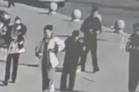 遇到一个“单脚跳”的骨折学生，暖心的交通执法队员一路背扶~（供稿：湖州交通执法）视频封面