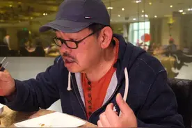 “看他的视频，不仅下饭，还能长脑子”，半年涨粉254万，被称为“美食家里学历最高”的@真探高文麒  是怎么炼成的？#高学历大爷下馆子有多难伺候