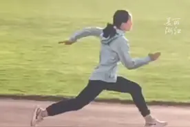 宁波15岁“小飞人”陈妤颉，赛前热身动作行云流水，太帅了！（来源：@田径选材Lee ）视频封面