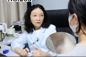 腋窝黑黑的，很不美观，有什么方法可以改善#诊室日常 #腋下黑 #美白 #色素沉着 #变美 视频封面