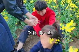 趁着油菜花还没凋落，请我们的御用摄影师亮哥帮我们拍一组照片。 假期到了大家跟着亮哥拍起来，记得留住生活的每一个美好瞬间哦！#农村生活 #我的乡村生活 #新农人计划2025 #抖音乡村生活家 #油菜花的季节视频封面
