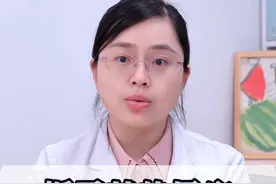 栀子花的果实，爱上火不用怕 栀子，归三焦经，有泻火除烦的作用。心肺有火通常表现为口干口苦，眼睛红肿，还容易口腔溃疡，脾胃有火，则吃的多，饿的快，还伴有口臭。而肾膀胱有火，小便黄。可以取6g的栀子泡水喝，清三焦之火，有凉血解毒，清热利湿的功效#栀子花 #上火 #健康科普 #硬核健康科普行动  #脾胃 @抖音短视频视频封面