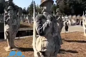 3月30日云南保山，夫妻俩从武汉骑行到保山祭拜先烈 “娃娃兵”，大喊“谁愿意跟我们回家”，当事夫妻：备孕五年没怀孕，想“带”一个小英雄回家视频封面