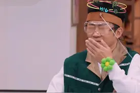 #王鸥弹了杨迪一大嘴巴  反应力对决游戏中，#王鸥  速度超快地从包中掏出了剪刀，稳稳剪断弹力绳，另一端的#杨迪  直接被弹了一个“大嘴巴”，节目效果拉满了~#你好星期六视频封面