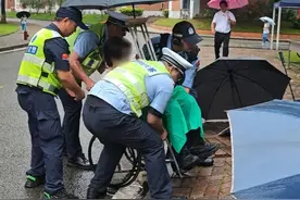 暖心！交警叔叔雨中护送“轮椅考生”入考场 #护航高考交警同行 #高考加油视频封面