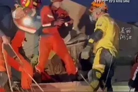 “都别说话！”废墟中传来阵阵敲击声，#中国救援队员听声定位被困者  ！视频封面