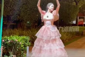 童话电影照进现实！7月25日（发布时间），福建厦门，
#女孩深夜在路灯下跳芭蕾舞：圆了儿时的芭比梦。视频封面