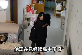 监控里看到儿子落莫的身影，外出打工的母亲立即返回家中陪伴，儿子落泪数次拥抱母亲。#留守儿童 #高中 #总有温暖在身边（视频来源：@破天下局 ）视频封面