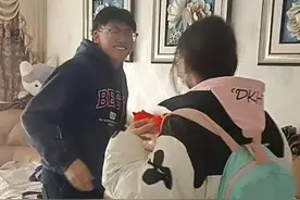 老母亲带头“吃瓜”！妈妈偷偷把儿子的女朋友带回家，儿子惊到直接从沙发上跳起，妈妈：俩人从高中谈到了大学，想看看儿子是惊喜还是惊吓视频封面