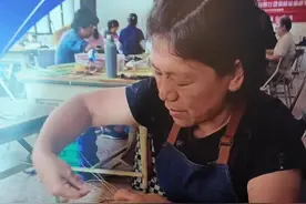 竹编是个精细的“重”活，极度考验手艺人们的巧劲。薄若纸张的篾丝，依旧保留竹的坚韧，随着台湾竹工艺师陈秀鸾指尖纵横翻飞，最后的作品更添一份手作的柔软温和。视频封面