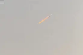 傍晚，#杭城上空出现飞机航迹云被夕阳照红了  你会区分火箭、彗星和航迹云吗？#杭州  #火箭  #彗星  #航迹云视频封面