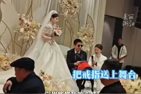 #导盲犬在盲人夫妻的婚礼上送上婚戒  ：它们也能感受到我们的幸福视频封面